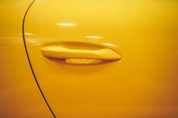 Manija de la puerta del coche amarillo — Foto de Stock