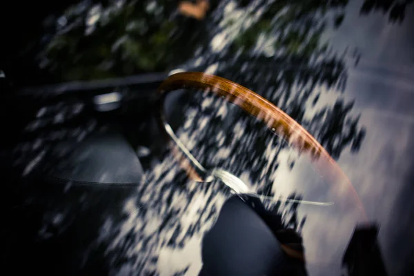 Wooden steering wheel of an old classic car — Stock Photo, Image