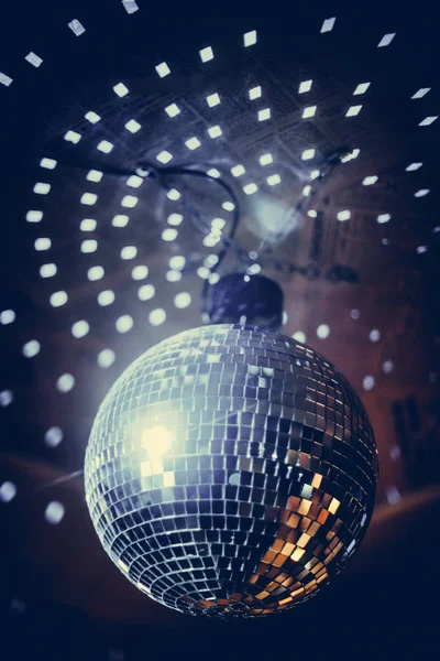 Brillante bola disco en un club nocturno —  Fotos de Stock