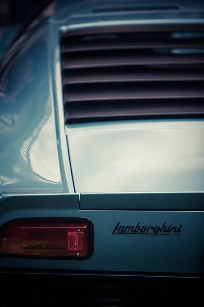 Logo Lamborghini sul cofano di un'auto — Foto Stock