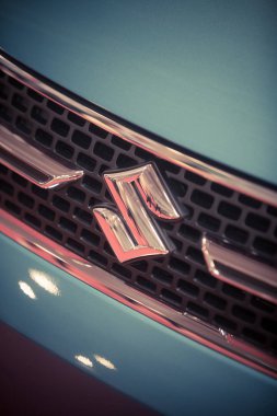 Arabada Suzuki logosu var.