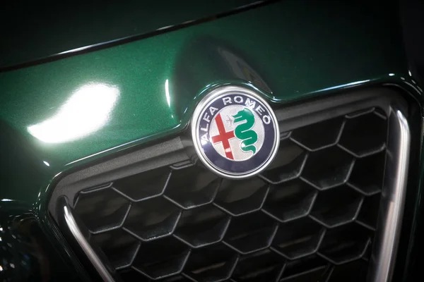 Logo Alfa Romeo na samochodzie — Zdjęcie stockowe