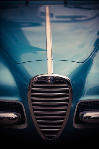 Logotipo Alfa Romeo em um carro — Fotografia de Stock