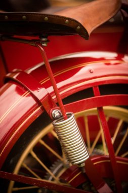 Klasik bir motosiklet arka süspansiyonu ve deri koltuğun yakın çekimi..