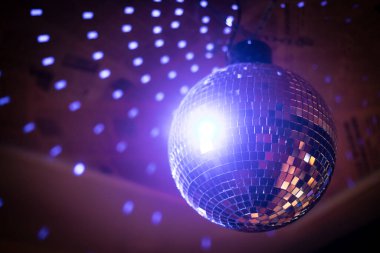 Gece kulübündeki parlak disko topunun renkli görüntüsü.