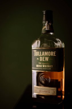 Bükreş Romanya - 16 Şubat 2020: Romanya 'nın Bükreş kentinde bir şişe Tullamore DEW İrlanda viskisi basıldı.