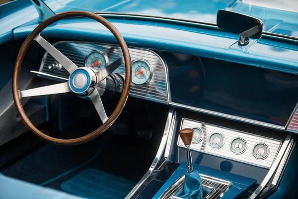 Color Close Wooden Steering Wheel Dashboard Old Classic Blue Car — Stock Photo, Image
