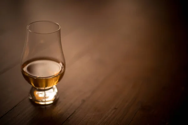 Foto Ravvicinata Bicchiere Whisky Glencairn Con Copyspace Destra — Foto Stock