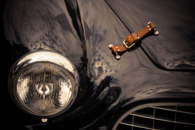 Klasik yarış arabası kaputu ve deri kayışı. 