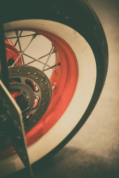 Close Tiro Uma Roda Motocicleta Com Raios Disco Freio — Fotografia de Stock