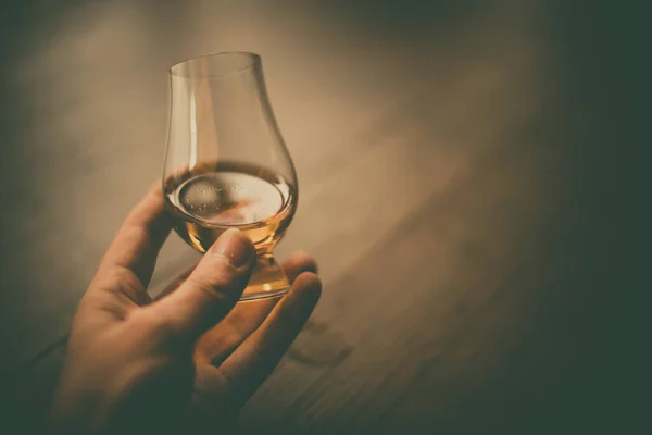 Zbliżenie Ujęcia Dłoni Trzymającej Szklankę Whisky Glencairn Przestrzenią Kopiowania Prawej — Zdjęcie stockowe