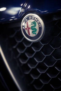 Bükreş, Romanya - 23 Ekim 2019: Bir arabanın üzerindeki Alfa Romeo logosunun resimli yakın plan çekimi. Alfa Romeo, İtalyan lüks araba üreticisi..