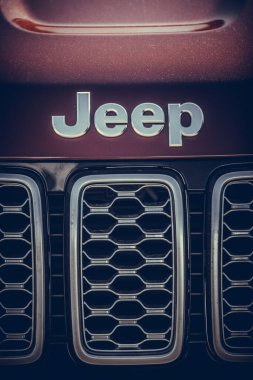 Bükreş, Romanya - 23 Ekim 2019: Bir arabanın üzerindeki Jeep logosunun resimli yakın plan çekimi. Jeep bir Amerikan otomobili markasıdır..