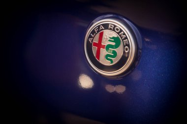 Bükreş, Romanya - 23 Ekim 2019: Bir arabanın üzerindeki Alfa Romeo logosunun resimli yakın plan çekimi. Alfa Romeo, İtalyan lüks araba üreticisi..