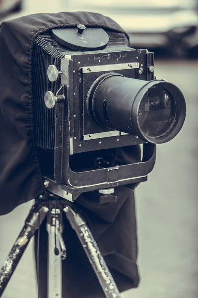 Κοντινό Πλάνο Μιας Παλιάς Κάμερας Ένα Τρίποδο — Φωτογραφία Αρχείου