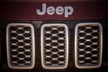Bükreş, Romanya - 23 Ekim 2019: Bir arabanın üzerindeki Jeep logosunun resimli yakın plan çekimi. Jeep bir Amerikan otomobili markasıdır..