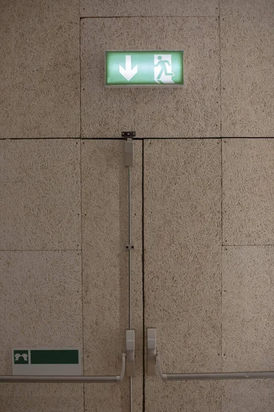 Bir Kapının Üstündeki Yeşil Çıkış Tabelası Renkli Görüntü — Stok fotoğraf