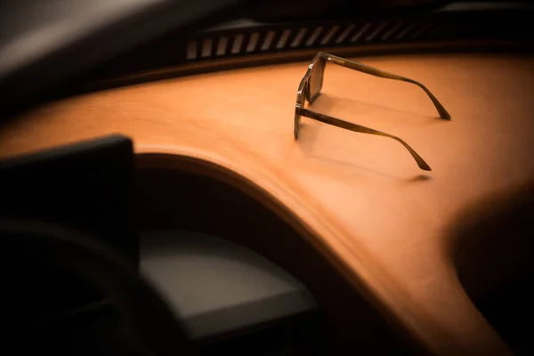 Solglasögon Bils Läderinstrumentbräda — Stockfoto