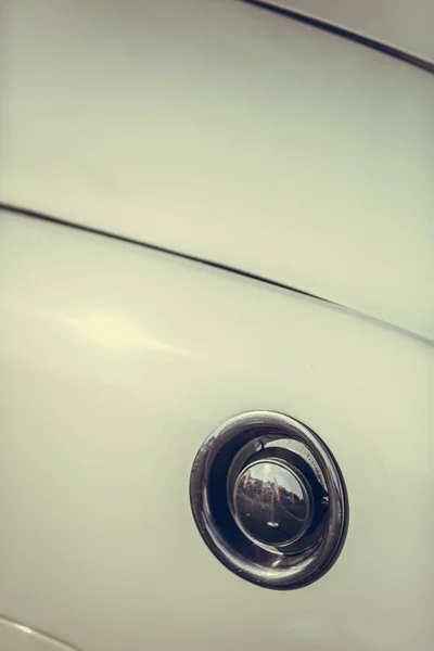 Close Shot Van Een Tankdop Een Witte Vintage Auto — Stockfoto