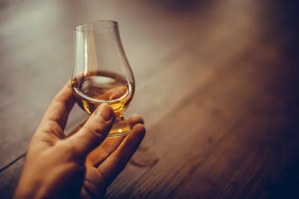 Närbild Bild Hand Som Håller Ett Glencairn Whisky Glas Med — Stockfoto