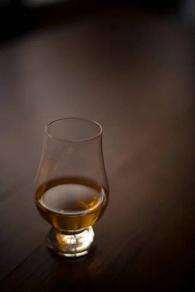 Zbliżenie Kieliszka Whisky Glencairn — Zdjęcie stockowe