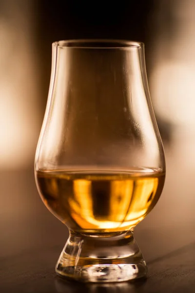 Zbliżenie Kieliszka Whisky Glencairn — Zdjęcie stockowe