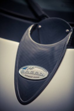 Mandello del Lario, İtalya - 26 Mayıs 1019: Bir spor arabanın Pagani logosunun yakın plan çekimleri. Pagani, İtalyan spor araba üreticisi..