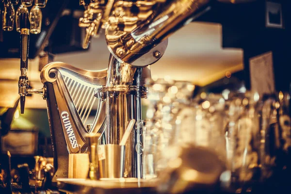 ブカレストルーマニア 2020年1月27日 ルーマニアのブカレストにあるパブで ギネス ビール タップのイラスト エディトリアルショット — ストック写真