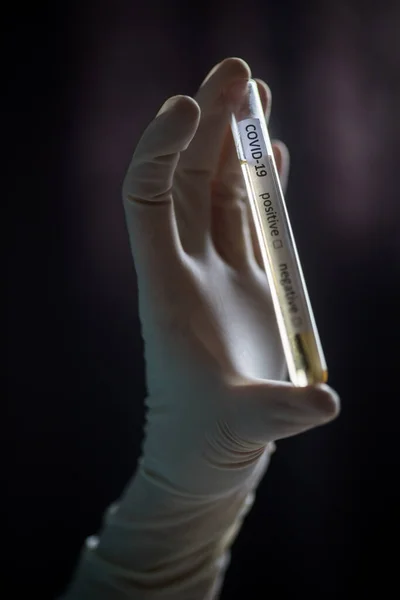 Fotografía Conceptual Una Mano Sosteniendo Mirando Tubo Ensayo Mientras Analizan — Foto de Stock