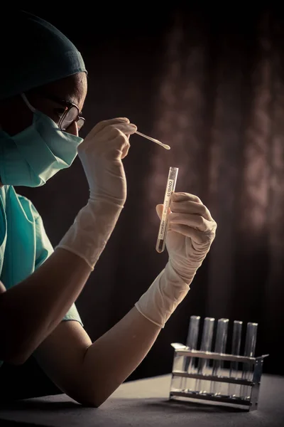 Fotografia Concettuale Medico Che Tiene Guarda Una Provetta Durante Prova — Foto Stock