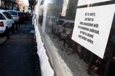 Barın dışında Coronavirus 'un riskleri nedeniyle konumun kapatıldığını açıklayan bir metin resmi.