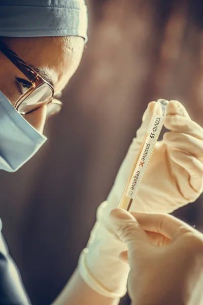 Photographie Conceptuelle Des Mains Médecin Tenant Regardant Une Éprouvette Avec — Photo