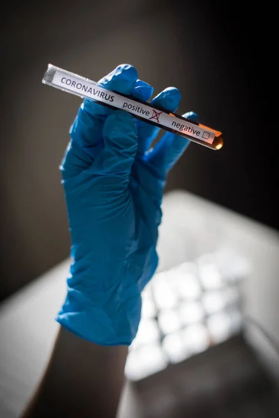 Fotografía Conceptual Las Manos Médico Sosteniendo Mirando Tubo Ensayo Mientras — Foto de Stock