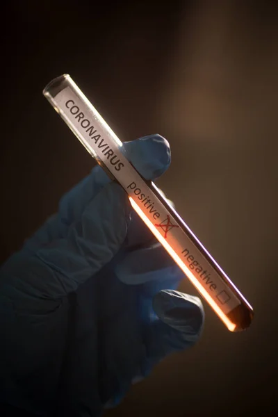 Fotografía Conceptual Las Manos Médico Sosteniendo Mirando Tubo Ensayo Mientras — Foto de Stock