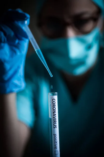 Koncepcyjne Zdjęcie Lekarza Pobierającego Próbki Probówki Pipetą Podczas Badania Obecność — Zdjęcie stockowe