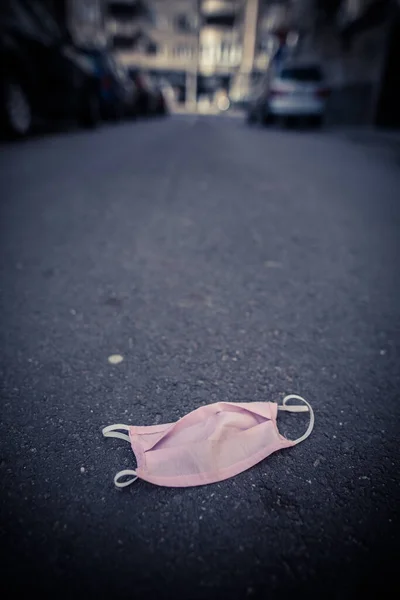 Used Pink Face Protection Mask Lies Abandoned Pavement — Stock Photo, Image