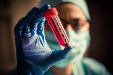 Coronavirus COVID-19 aşısı olan bir hastayı tutan bir hemşirenin kavramsal görüntüsü..