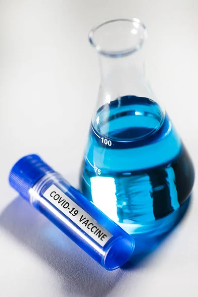 Koncepcyjny Wizerunek Biorcy Zawierającego Laboratorium Szczepionkę Przeciwko Koronawirusowi Covid — Zdjęcie stockowe