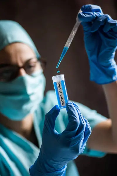 Image Conceptuelle Une Infirmière Utilisant Une Pipette Receveur Vaccin Contre — Photo