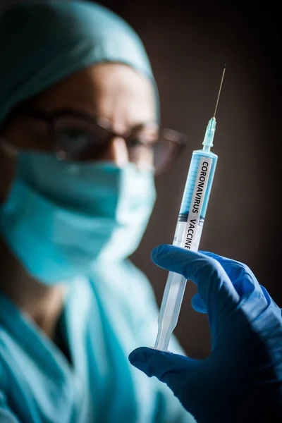 Концептуальне Зображення Медсестри Яка Тримає Шприц Вакциною Проти Коронавірусу Covid — стокове фото