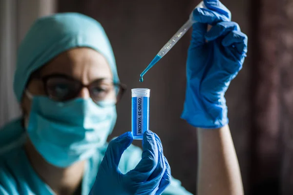 Image Conceptuelle Une Infirmière Utilisant Une Pipette Receveur Vaccin Contre — Photo