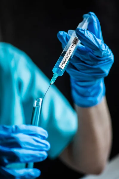 Imagen Conceptual Una Enfermera Sosteniendo Una Jeringa Con Vacuna Coronavirus — Foto de Stock