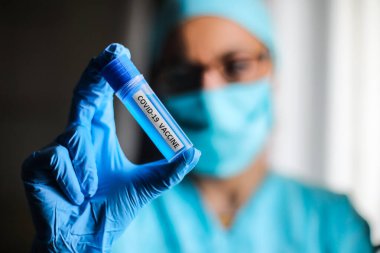 Coronavirus COVID-19 aşısı olan bir hastayı tutan bir hemşirenin kavramsal görüntüsü..