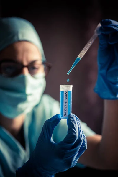 Image Conceptuelle Une Infirmière Utilisant Une Pipette Receveur Vaccin Contre — Photo