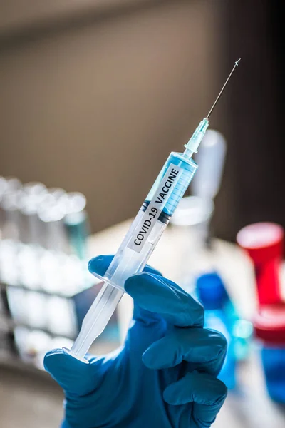 Концептуальне Зображення Руки Тримає Шприц Коронавірусною Вакциною Проти Covid — стокове фото