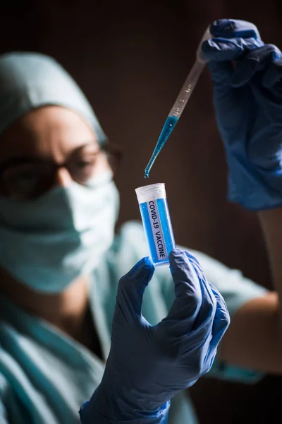 Image Conceptuelle Une Infirmière Utilisant Une Pipette Receveur Vaccin Contre — Photo