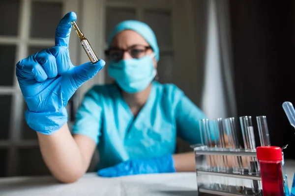 Image Conceptuelle Une Infirmière Tenant Receveur Avec Vaccin Contre Coronavirus — Photo