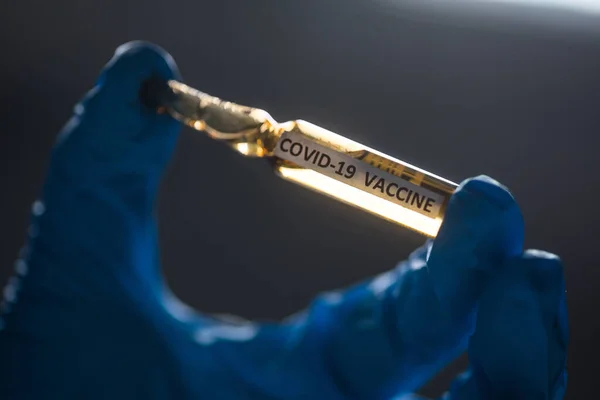 Концептуальне Зображення Медсестри Яка Тримає Одержувача Коронавірусною Вакциною Проти Covid — стокове фото