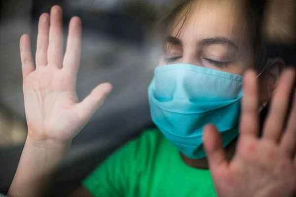 Image Kid Wearing Surgical Mask Isolated Home Glass Window — Stock Photo, Image