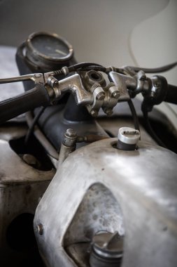 Eski bir motorsiklet gidonunun yakın plan üç boyutlu resmini çek..